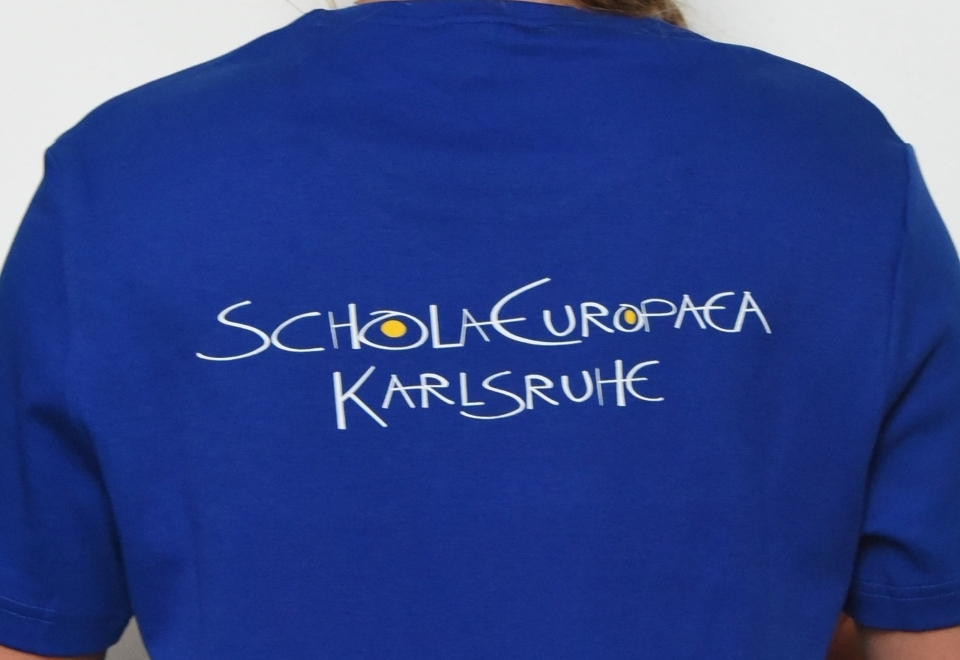 T-Shirt – Europablau mit Logo „Pyramide“